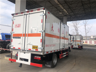 跃进汽油2类危险品厢式运输车 安全高效的危化品物流解决方案