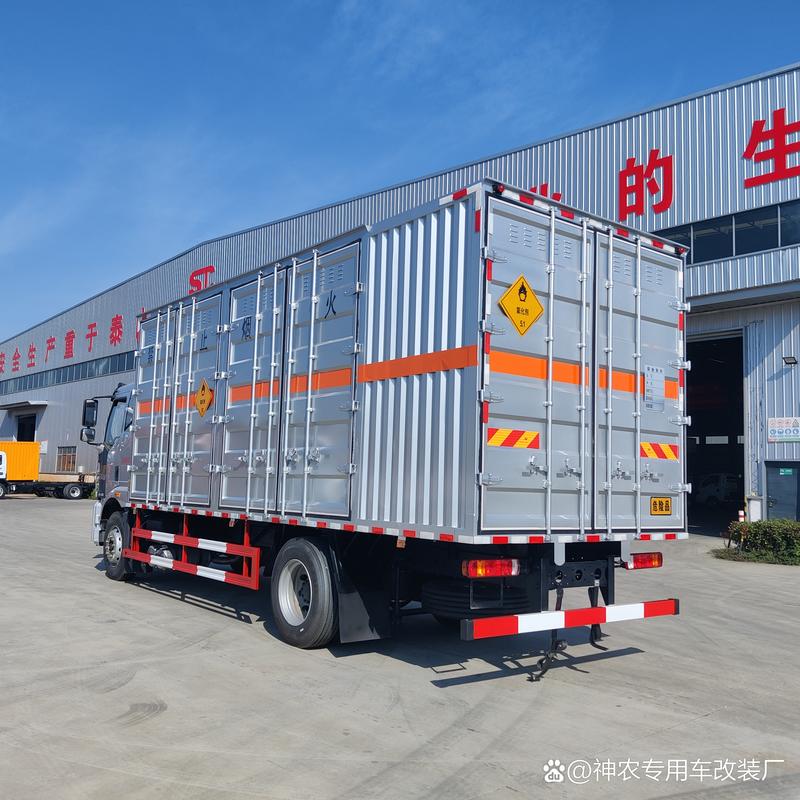 一汽解放j6l单桥危险品厢式运输车,锡柴220马力,8挡变速箱,275真空胎